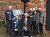Mensen bij het vrijheidsvuur bij Nicolaikerk, 80 jaar vrijheid Appingedam.