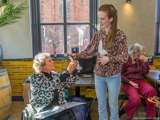 Vrouw overhandigt de Pelikaan-prijs.