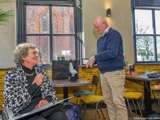 Man en vrouw glimlachen bij de prijsuitreiking van de Pelikaan.