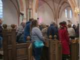 Bezoekers in de Nicolaikerk bij de aftrap van 80 jaar vrijheid.