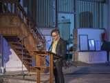 Man op podium in Nicolaikerk bij aftrap 80 jaar vrijheid.