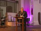 Burgemeester Ben Visser op podium in Nicolaikerk, aftrap 80 jaar vrijheid. 