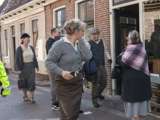 Verklede mensen staan op straat bij Living History Appingedam.