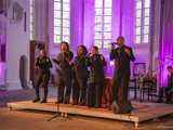 Band op podium in Nicolaikerk bij aftrap 80 jaar vrijheid.