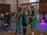 Band met accordeon en gitaar in Nicolaikerk bij aftrap 80 jaar vrijheid.