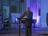 Burgemeester Ben Visser op podium in Nicolaikerk, aftrap 80 jaar vrijheid. 