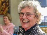 Vrouw glimlacht.
