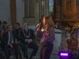Vrouw op podium met microfoon in Nicolaikerk, aftrap 80 jaar vrijheid.