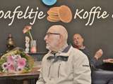 Jan Dijkhuizen bij koffiebar 't Stroopwafeltje.