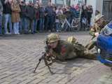 Verklede soldaat ligt op grond met geweer bij Living History Appingedam.        4o mini