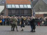 Verklede mensen praten op kerkplein bij Living History Appingedam.