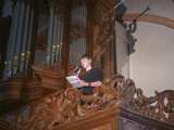 Jongen spreekt op podium in microfoon in Nicolaikerk, aftrap 80 jaar vrijheid.