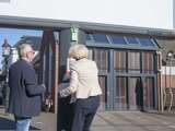 Man en vrouw staan bij citatenbord met QR-code op kerkplein in Appingedam.