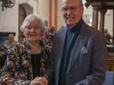 Twee bezoekers in Nicolaikerk bij aftrap 80 jaar vrijheid Appingedam.