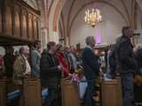 Bezoekers in de Nicolaikerk bij de aftrap van 80 jaar vrijheid.