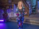 Vrouw op podium in Nicolaikerk, aftrap 80 jaar vrijheid.