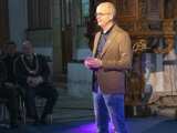 Man spreekt op podium in Nicolaikerk bij aftrap 80 jaar vrijheid.