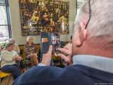 Man maakt foto met zijn telefoon bij de Pelikaan-uitreiking.