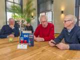 Drie mannen praten aan tafel bij de Pelikaan-uitreiking.