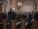 Bezoekers in de Nicolaikerk bij de aftrap van 80 jaar vrijheid.