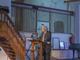 Man spreekt op podium in Nicolaikerk bij aftrap 80 jaar vrijheid.