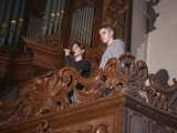 Jongens spreken op podium met microfoon in Nicolaikerk, aftrap 80 jaar vrijheid.